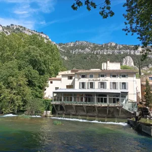 Tour to Fontaine-de-Vaucluse and Isle-sur-la-Sorgue